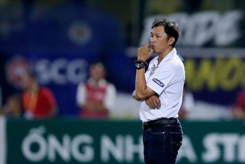 HLV Dương Minh Ninh buồn bã sau trận thua đậm trước TP HCM.