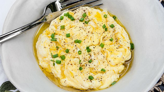 Cho thêm dầu ô liu, hành lá và tiêu vào và bạn có thể thưởng thức món trứng sang chảnh này.