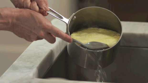 Khi trứng đã chín, bạn đổ hết nước và vớt trứng ra, dùng muôi thủng để ráo nước.