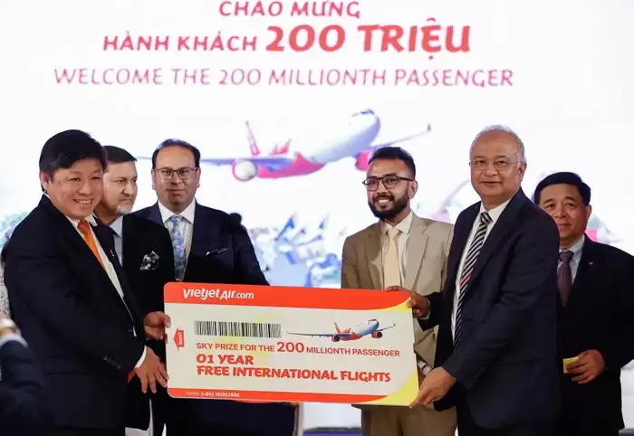 Vietjet dành tặng hành khách thứ 200 triệu món quà 1 năm bay quốc tế miễn phí.