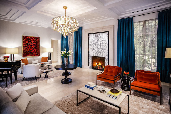 Phòng khách lớn bên trong phòng Tổng thống của khách sạn Bel-Air với đàn piano và lò sưởi.