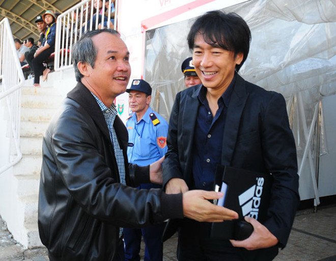 Và vòng đấu thứ 22 ở V-League này, e rằng chỉ một trong hai người là bầu Đức hoặc HLV Miura nở nụ cười...