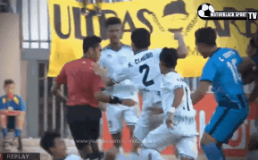 Cầu thủ đấm đá, rượt đuổi trọng tài như "phim hành động” ở Indonesia