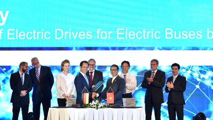 Ông Võ Quang Huệ - Phó Tổng giám đốc Tập đoàn Vingroup (phải) và Tiến sỹ Phạm Thái Lai, Chủ tịch kiêm Tổng Giám đốc Siemens Việt Nam (trái) ký hợp đồng về cung cấp công nghệ và linh kiện để sản xuất xe buýt điện mang thương hiệu VinFast.