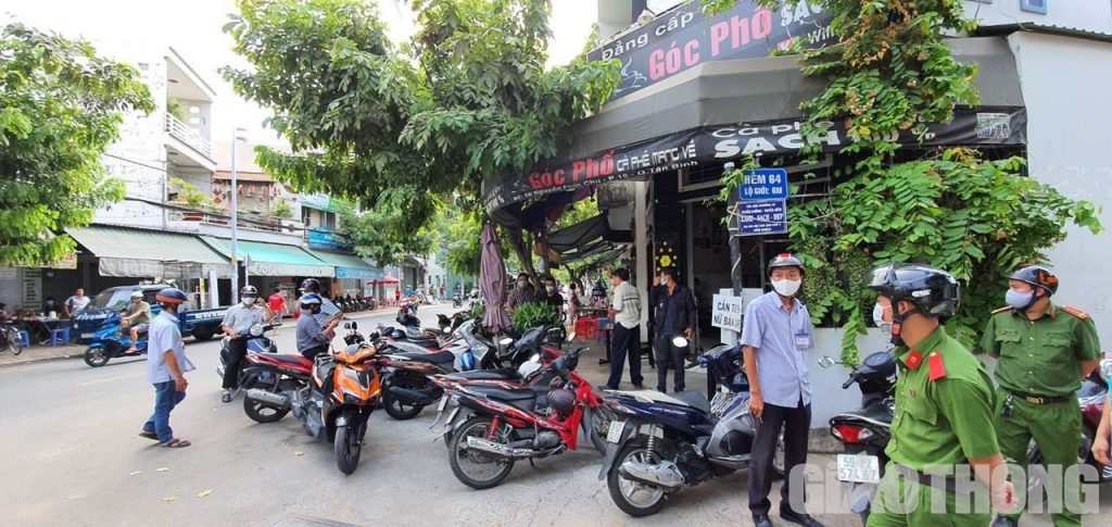 TP.HCM: Phạt hàng chục quán phớt lờ lệnh cấm, người không đeo khẩu trang