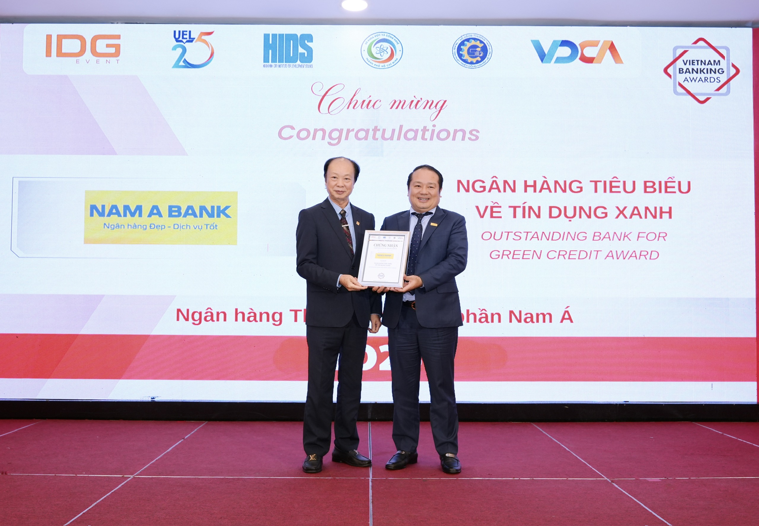 Đại diện Nam A Bank – Ông Huỳnh Thanh Phong, Phó Tổng giám đốc (bìa phải) nhận giải thưởng.