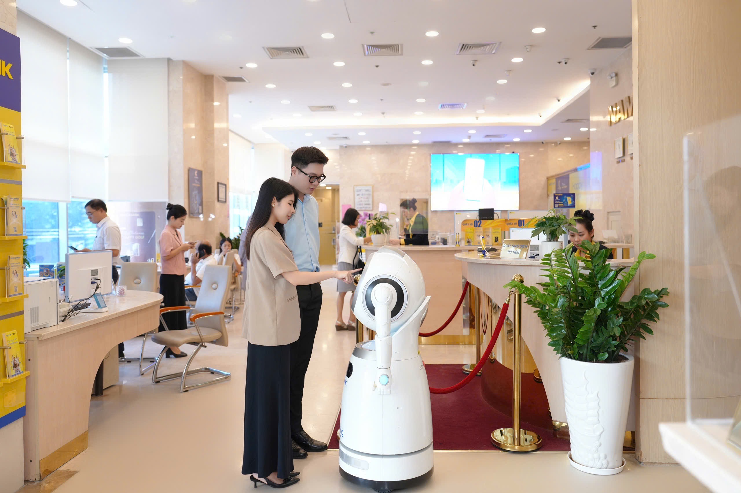 Khách hàng trải nghiệm không gian giao dịch số tại Nam A Bank.